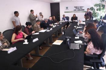 Diputados analizan reforma para garantizar derechos laborales a m&eacute;dicos residentes; acusan abusos y explotaci&oacute;n