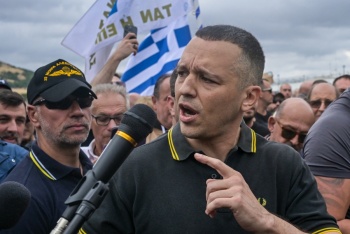 Un exl&iacute;der neonazi griego sale de la c&aacute;rcel y anuncia su retorno a la pol&iacute;tica