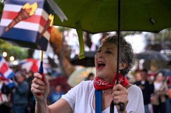 Protestan en Costa Rica por supuesta amenaza de la presidenta a la democracia