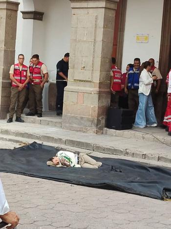 Alumno recrea la gesta de Juan Escutia en Ameca durante celebraciones patrias