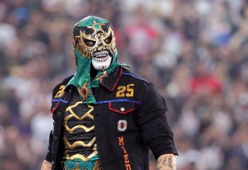Penta Zero Miedo cae ante Roman Reigns en el combate estelar de WWE Raw en M&eacute;xico