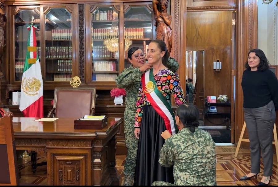 Sheinbaum agradece a artesanas muxes por el vestido que portó durante el Grito de Independencia