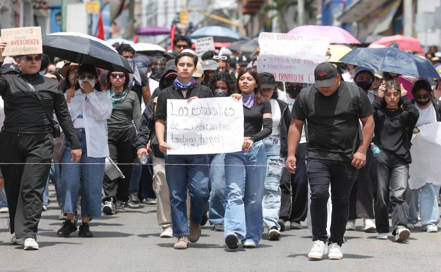 Estudiantes de la UAEM interrumpen desfile en Cuernavaca para exigir justicia por feminicidio de Claudia Tacoronte    
