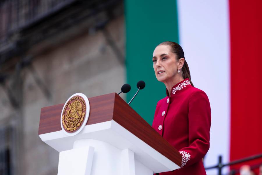 Sheinbaum llama a defender la soberanía y afirma que México “no se arrodilla” ante nadie