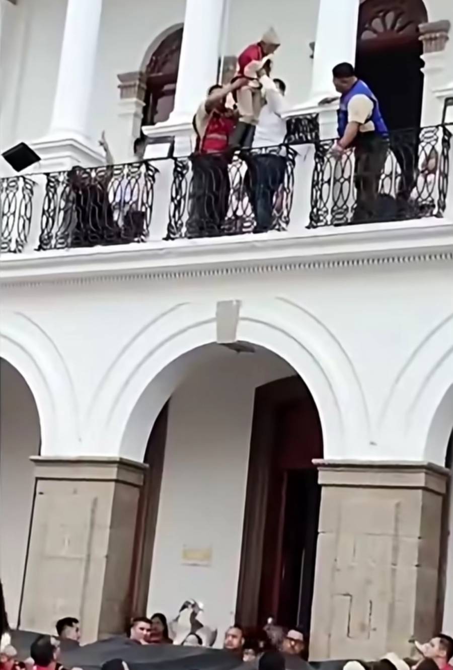 Menor disfrazado de Juan Escutia es lanzado desde un balc&oacute;n en Ameca, Jalisco