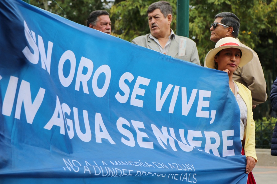Miles de ecuatorianos marchan en defensa del agua y contra la miner&iacute;a