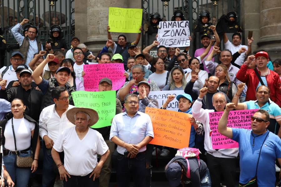 Retiran plant&oacute;n frente al Congreso de la CDMX tras establecer ruta de di&aacute;logo