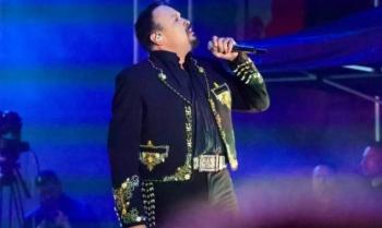 Pepe Aguilar re&uacute;ne a miles en la avenida Madero de Morelia por la Independencia