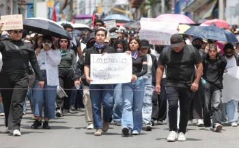 Estudiantes de la UAEM interrumpen desfile en Cuernavaca para exigir justicia por feminicidio de Claudia Tacoronte
