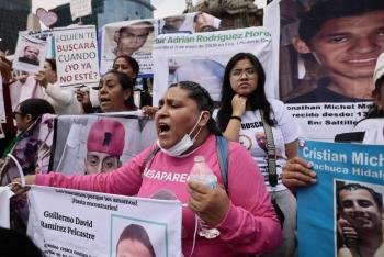 Madres buscadoras protestan en celebraciones del 216 aniversario de la Independencia