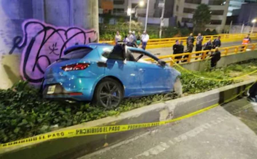 Mueren dos hombres tras volcadura en Perif&eacute;rico Sur a la altura de Plaza Artz