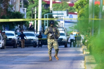 Retienen a 19 elementos de seguridad durante varias horas en Quechultenango, Guerrero