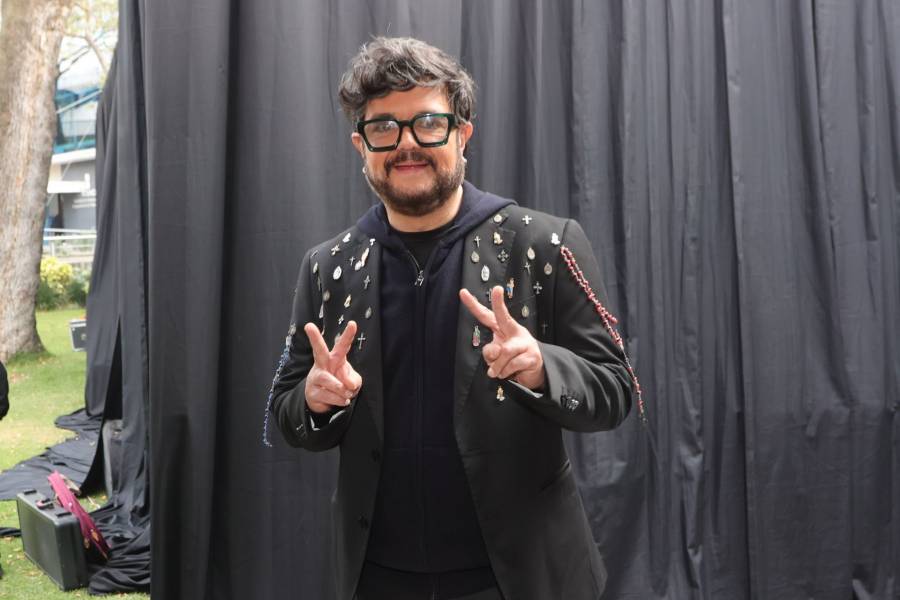 Aleks Syntek anuncia que se alejará de México tras polémica presentación 