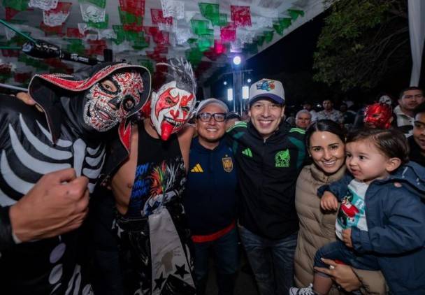Lucha libre AAA re&uacute;ne a familias en La Pradera