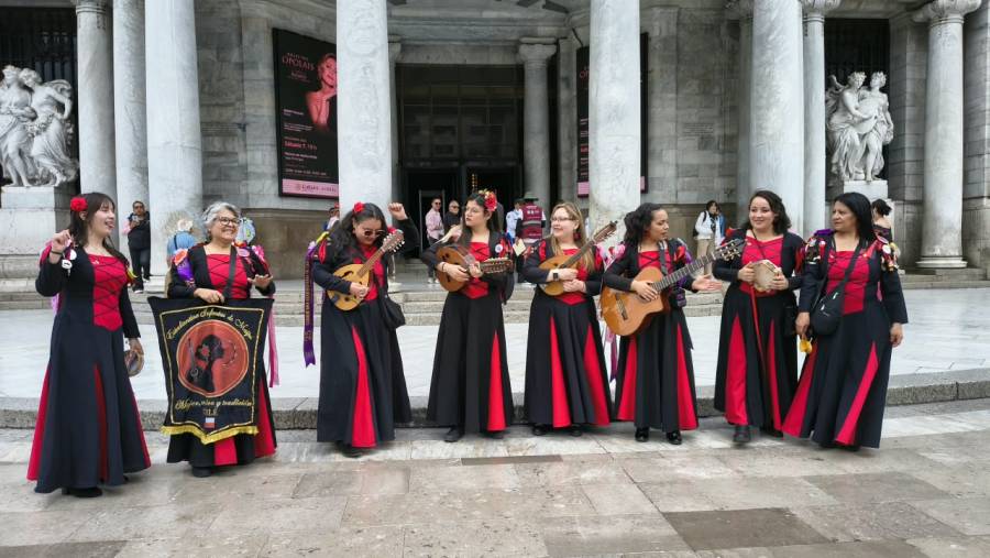 Estudiantina Infantas de Maipú, de Chile y Tuna femenil ingeniería de la UNAM llevan su música a las calles del Centro Histórico 