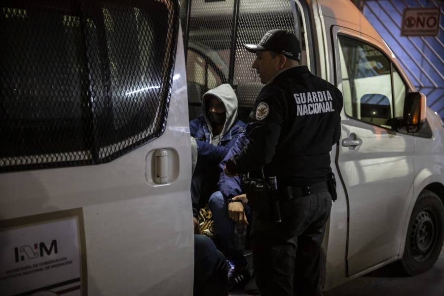 Nueve migrantes son localizados dentro de tractocami&oacute;n en Nuevo Le&oacute;n