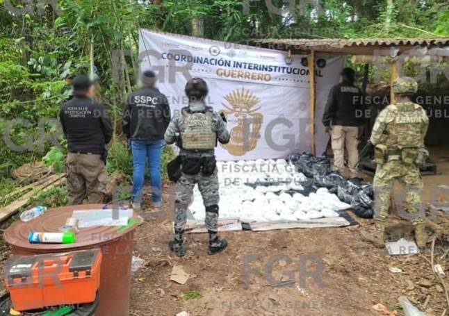 FGR asegura 471 kilos de metanfetamina en Guerrero
