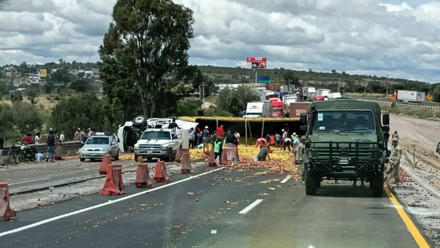 Volcadura de tráiler provoca cierre total en la autopista México-Querétaro y genera severo caos vial  