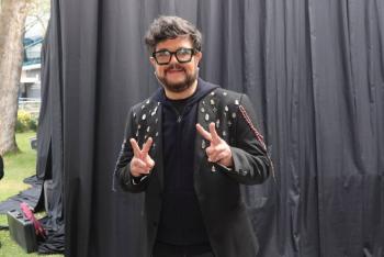 Aleks Syntek anuncia que se alejar&aacute; de M&eacute;xico tras pol&eacute;mica presentaci&oacute;n
