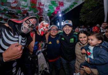 Lucha libre AAA re&uacute;ne a familias en La Pradera