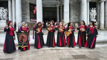 Estudiantina Infantas de Maipuacute de Chile y Tuna femenil ingenieriacutea de la UNAM llevan su muacutesica a las calles del Centro Histoacuterico