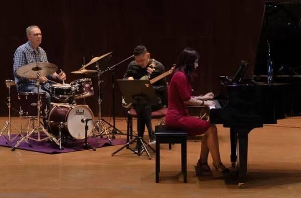 Alumnos despiden con m&uacute;sica a dos maestros de la UAQ fallecidos en accidente