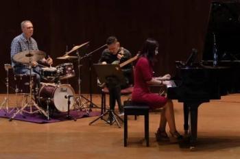 Alumnos despiden con m&uacute;sica a dos maestros de la UAQ fallecidos en accidente