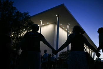 Una cadena humana rodea el Kennedy Center ante la amenaza de demolici&oacute;n lanzada por Trump