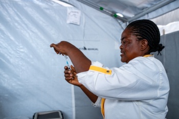 RDC inicia pruebas de vacuna Ervebo contra el &eacute;bola en epicentro de la epidemia