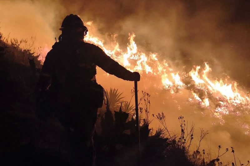 Bomberos apaciguan incendio que acecha a la capital de Ecuador