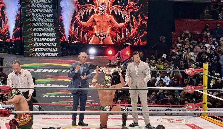  Titán retiene el Campeonato Mundial Welter ante Komander en el 93 Aniversario del CMLL 