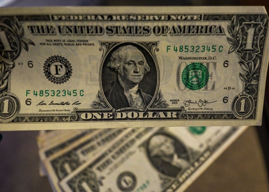 El dólar inicia la semana por encima de los 17 pesos 