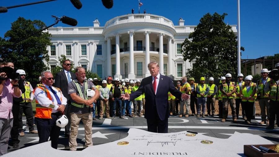Trump inaugura helipuerto en la Casa Blanca mientras crece disputa con medios por restricciones a la prensa 