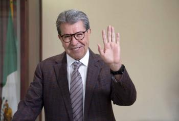 Monreal plantea llevar a la ley restricci&oacute;n de celulares en escuelas