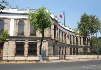 Protestas simult&aacute;neas frente a Segob provocan cierres viales en Bucareli y Abraham Gonz&aacute;lez