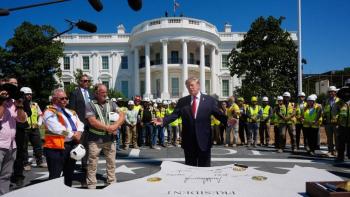 Trump inaugura helipuerto en la Casa Blanca mientras crece disputa con medios por restricciones a la prensa