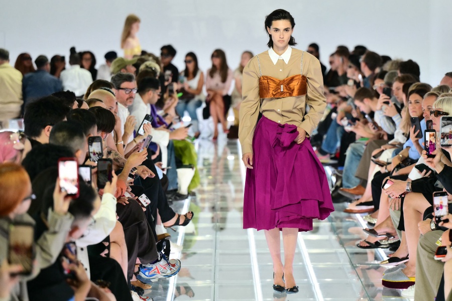 La Semana de la Moda de Mil&aacute;n arranca con una oda a la falda de Prada