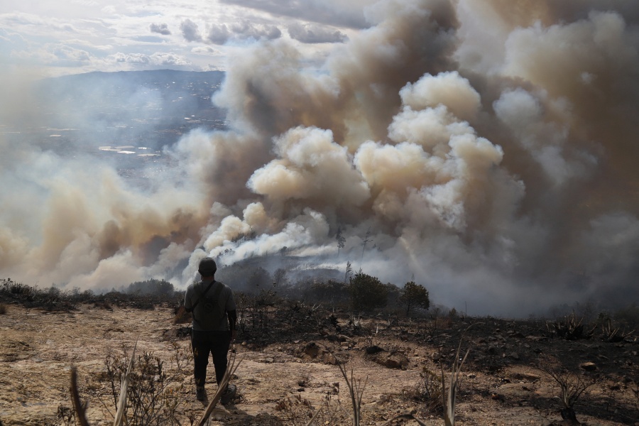 Controlan en un 75% incendio que afecta joya turística en Colombia 