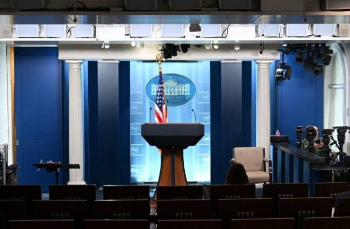 Cadenas de TV frenan cobertura conjunta de Trump por veto a medios