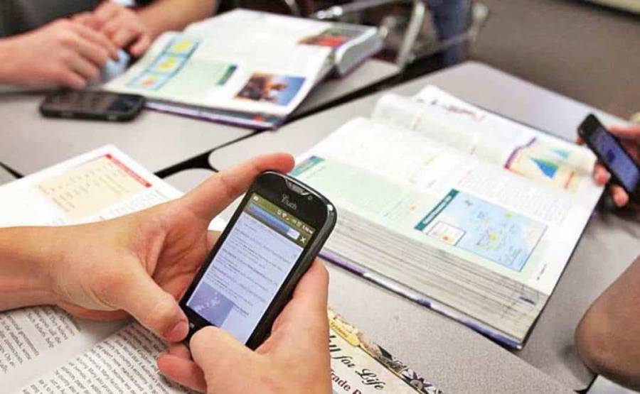 SEP permitirá que preparatorias definan sus propias reglas sobre celulares en aulas  