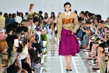 La Semana de la Moda de Mil&aacute;n arranca con una oda a la falda de Prada