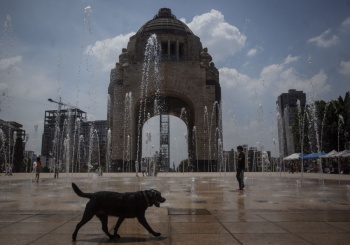Pelea entre j&oacute;venes deja a un hombre lesionado cerca del Monumento a la Revoluci&oacute;n