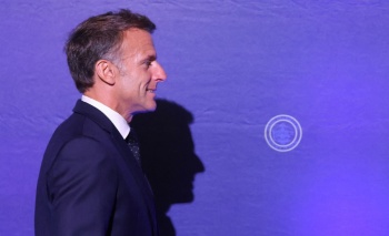 Macron propone a Trump iniciativas para contener escalada de precios del petr&oacute;leo