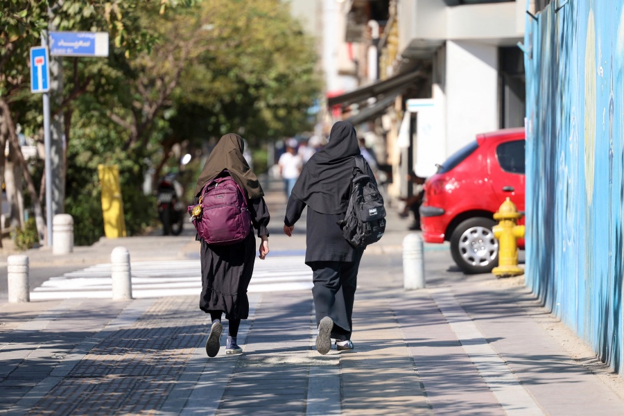 Los ni&ntilde;os vuelven a clases en Ir&aacute;n tras el cierre de escuelas por la guerra en febrero