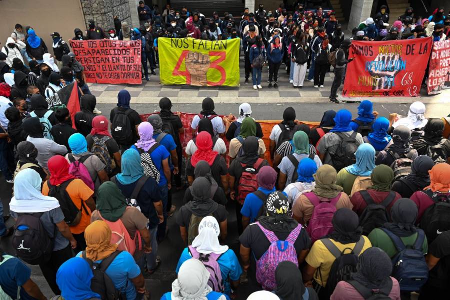 Familias de los 43 normalistas de Ayotzinapa realizan movilizaciones en la Ciudad de México a 12 años de la desaparición