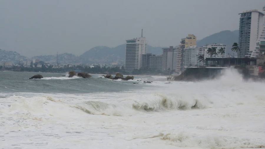El huracán Polo impacta las costas de Guerrero con marejadas intensas mientras avanza hacia el noroeste del país  