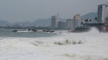 El hurac&aacute;n Polo impacta las costas de Guerrero con marejadas intensas mientras avanza hacia el noroeste del pa&iacute;s
