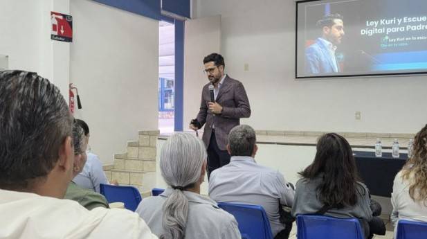 Agust&iacute;n Dorantes retoma talleres para orientar a padres sobre redes sociales