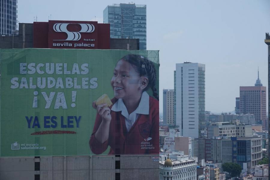 Congreso de México exige frenar la venta de comida chatarra en escuelas