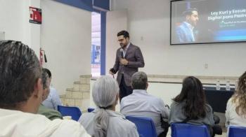Agust&iacute;n Dorantes retoma talleres para orientar a padres sobre redes sociales
